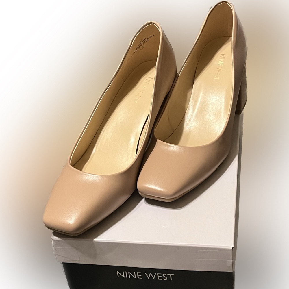 Nine West Sz 9 medium 3in square toe block heel